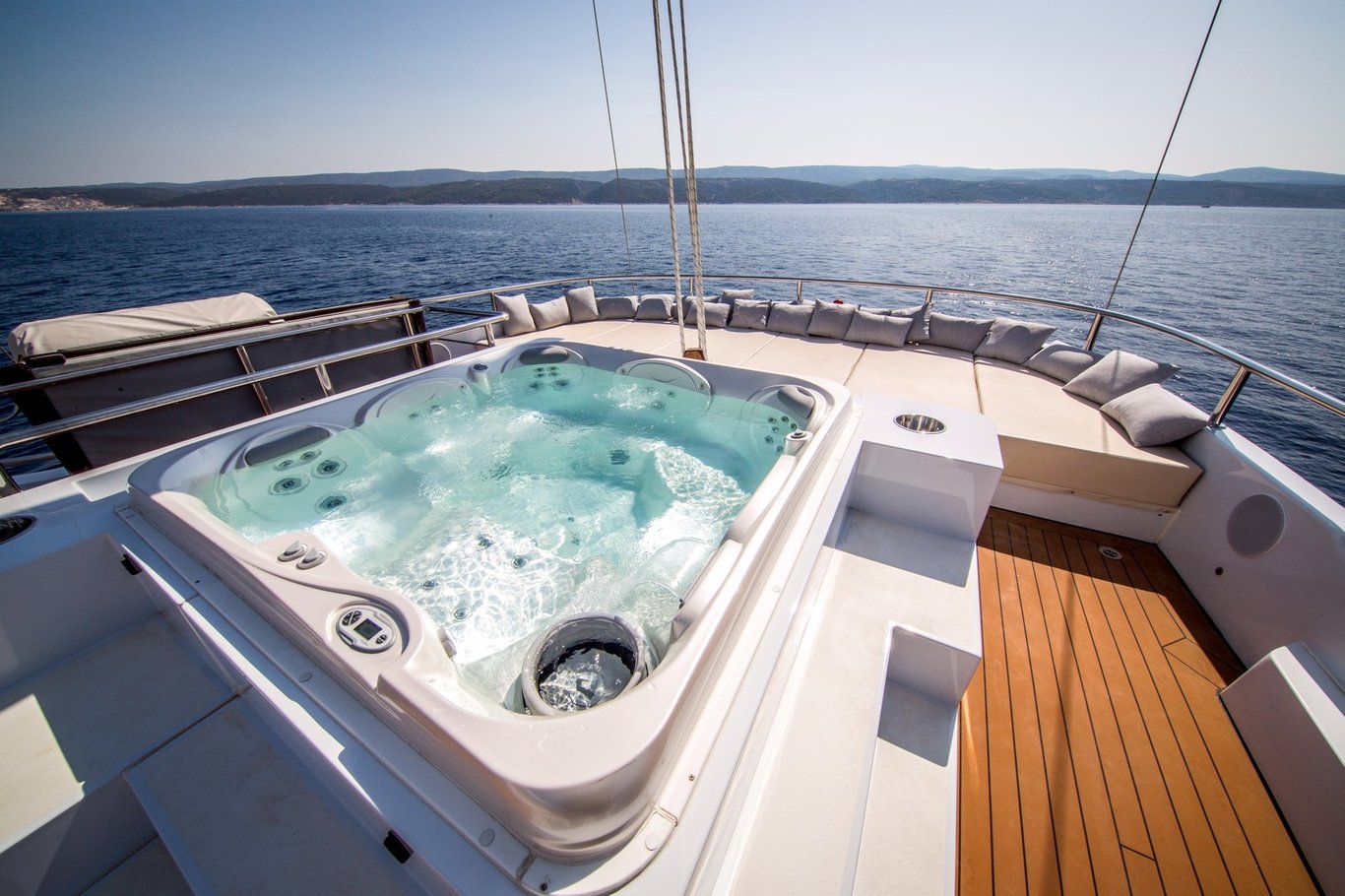 Built by the owners of Navilux, who continue to showcase their endless aptitude for elegance, charm, comfort, and class, Aiaxaia accommodates 12 guests