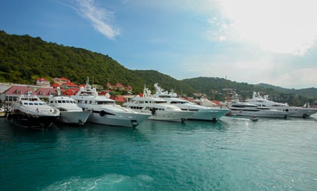 yachts chartering in Leeward Islands