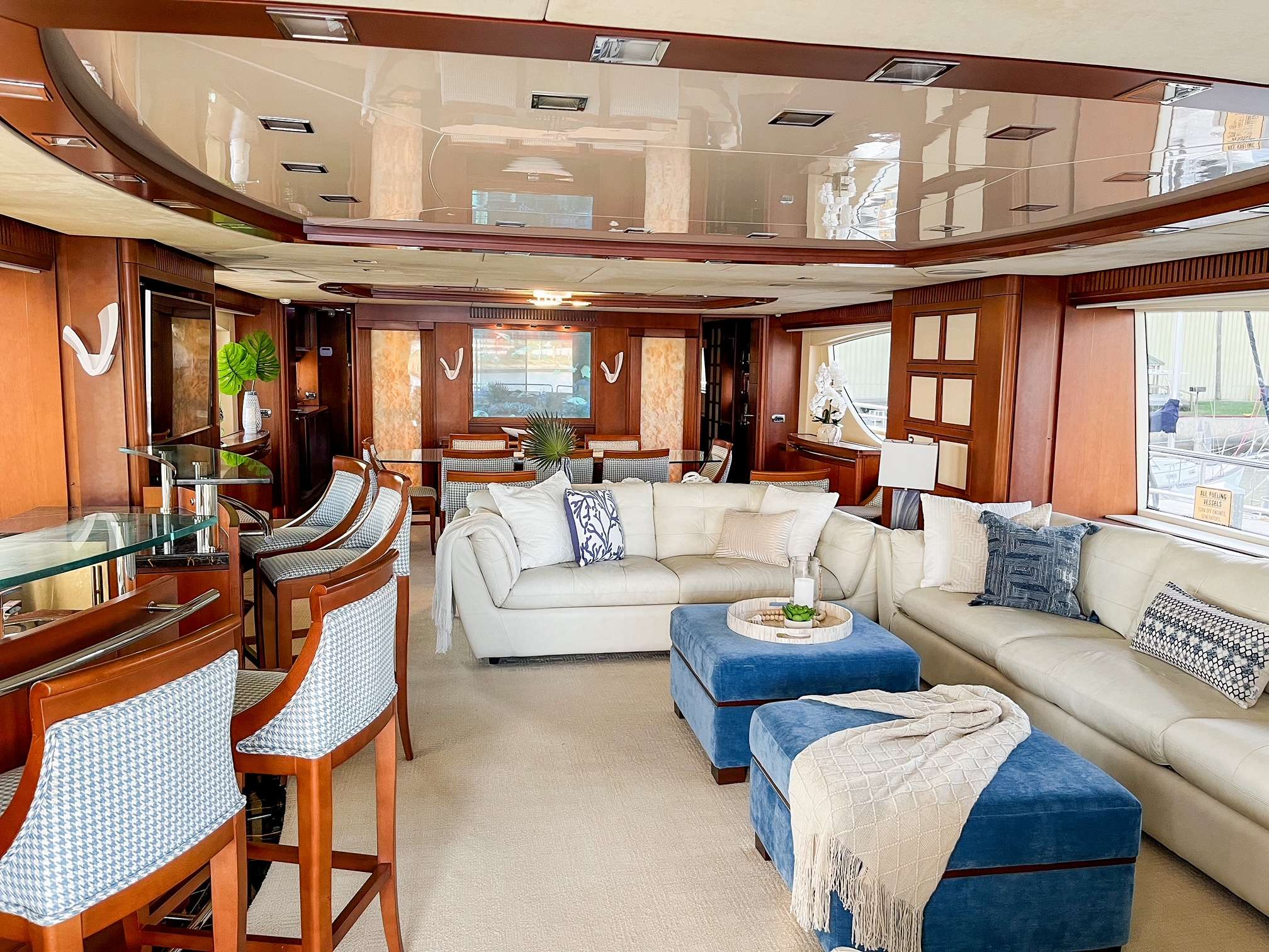 Motor Yacht 'VIVERE' Salon, 10 PAX, 6 Crew, 116.00 Ft, 35.00 Meters, Built 2008, Azimut, Refit Year 2023