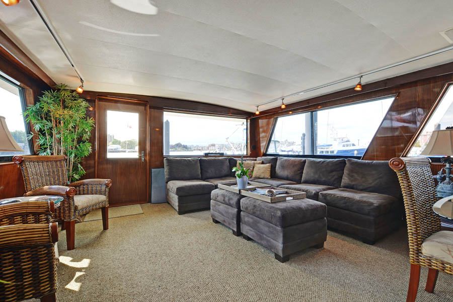 Motor Yacht 'NORTHERN LIGHT' Salon, 6 PAX, 3 Crew, 74.00 Ft, 22.00 Meters, Built 1987, Hatteras, Refit Year 2008
