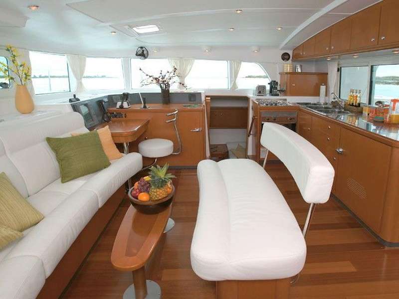 Catamaran Yacht 'ALIZÉ' Roomy saloon, 6 PAX, 2 Crew, 44.00 Ft, 13.00 Meters, Built 2005, Lagoon, Refit Year 2020