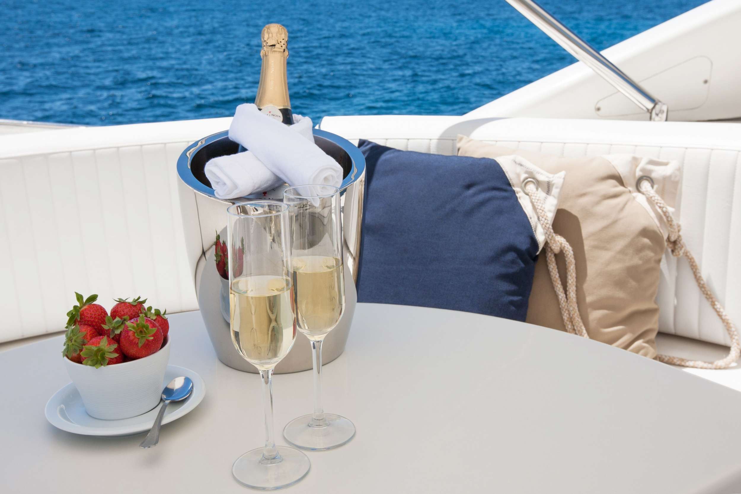 Motor Yacht 'WHITE FANG', 8 PAX, 4 Crew, 85.00 Ft, 26.00 Meters, Built 1996, Mochi, Refit Year 2018