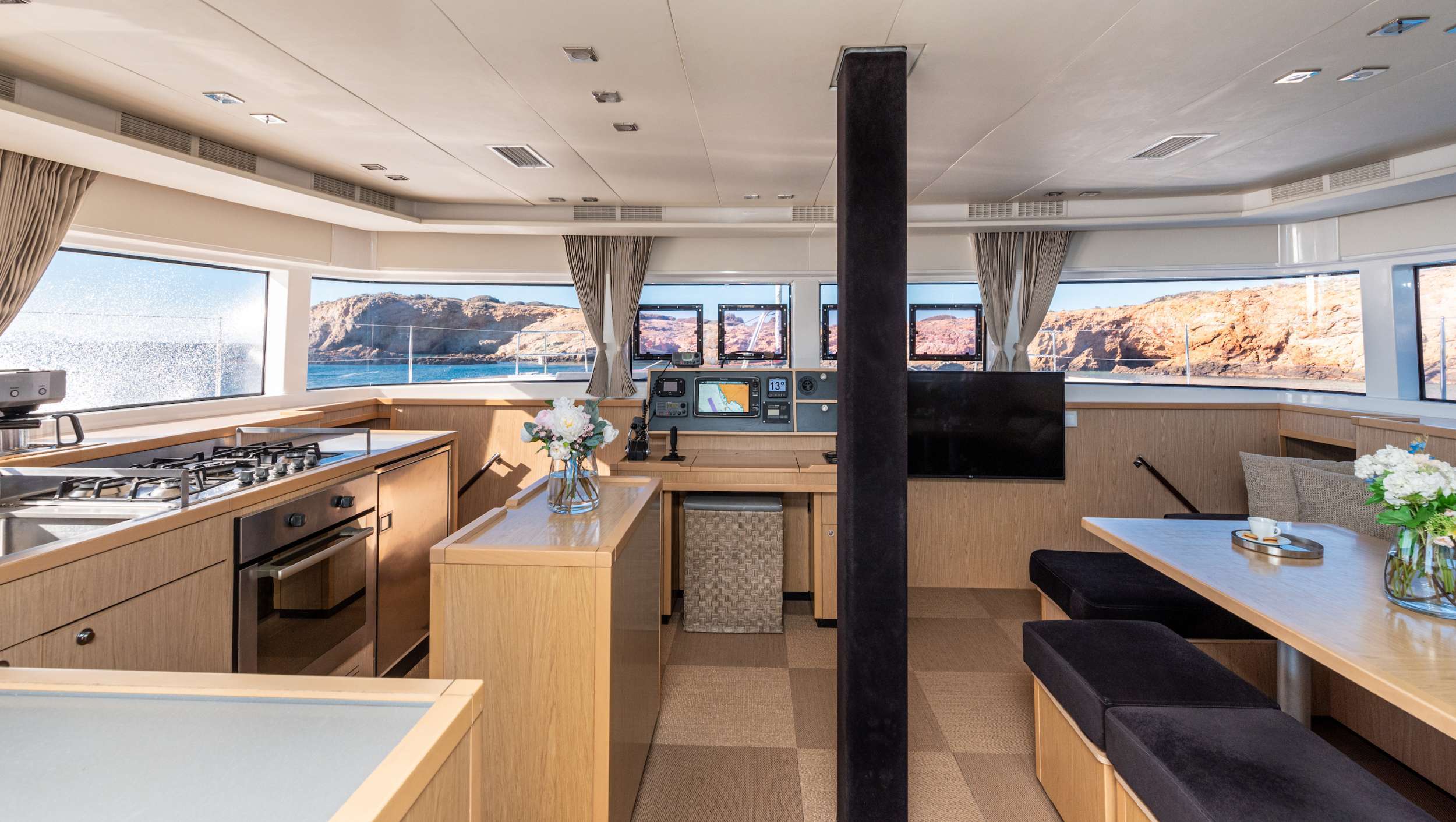 Catamaran Yacht 'QUEEN OF DIAMONDS' Main Salon, 10 PAX, 2 Crew, 52.00 Ft, 15.00 Meters, Built 2014, Lagoon, Refit Year 2022