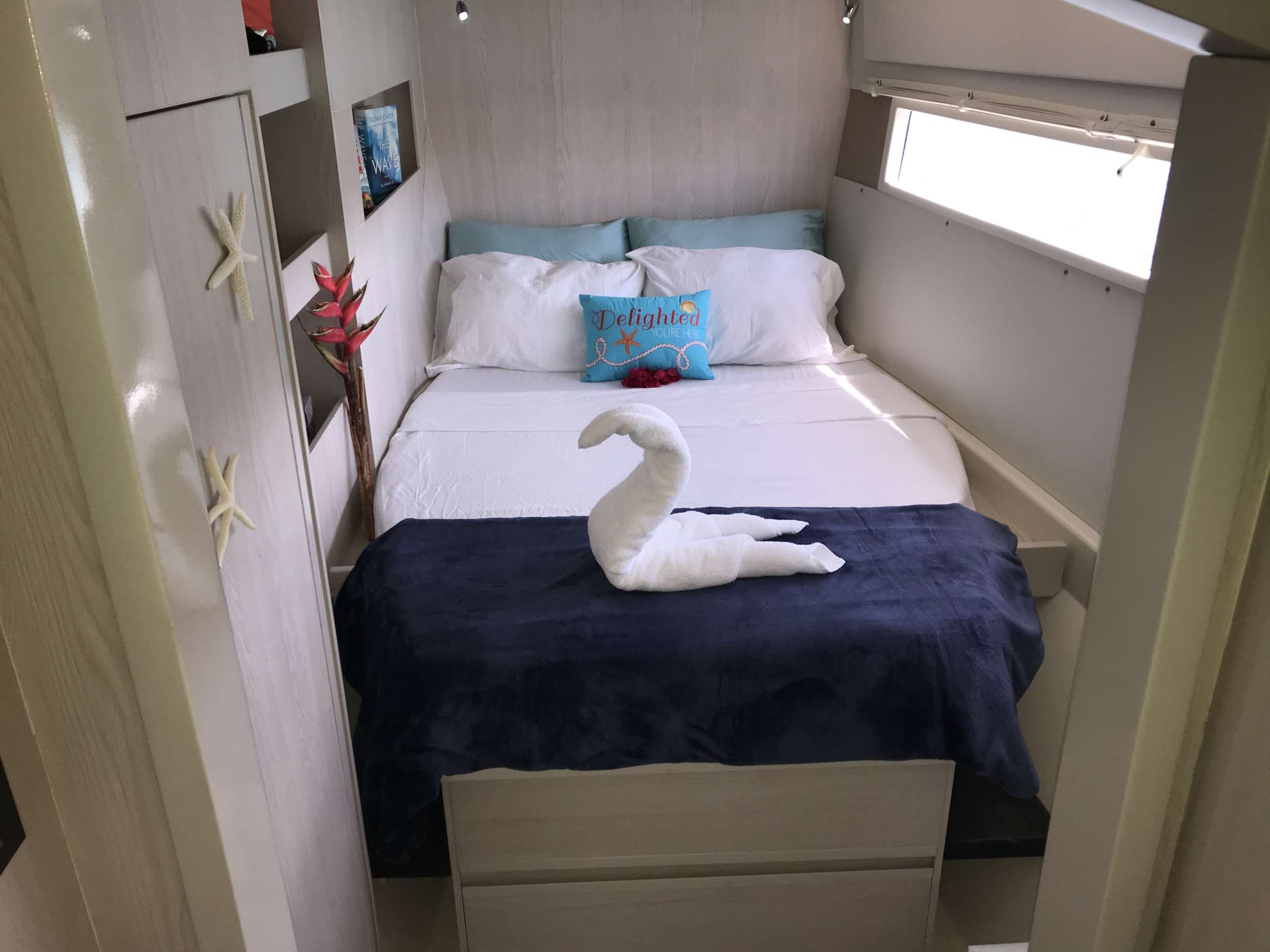 Catamaran Yacht 'SOMEWHERE HOT' Aft port guest queen suite, 6 PAX, 2 Crew, 51.00 Ft, 15.00 Meters, Built 2019, Leopard