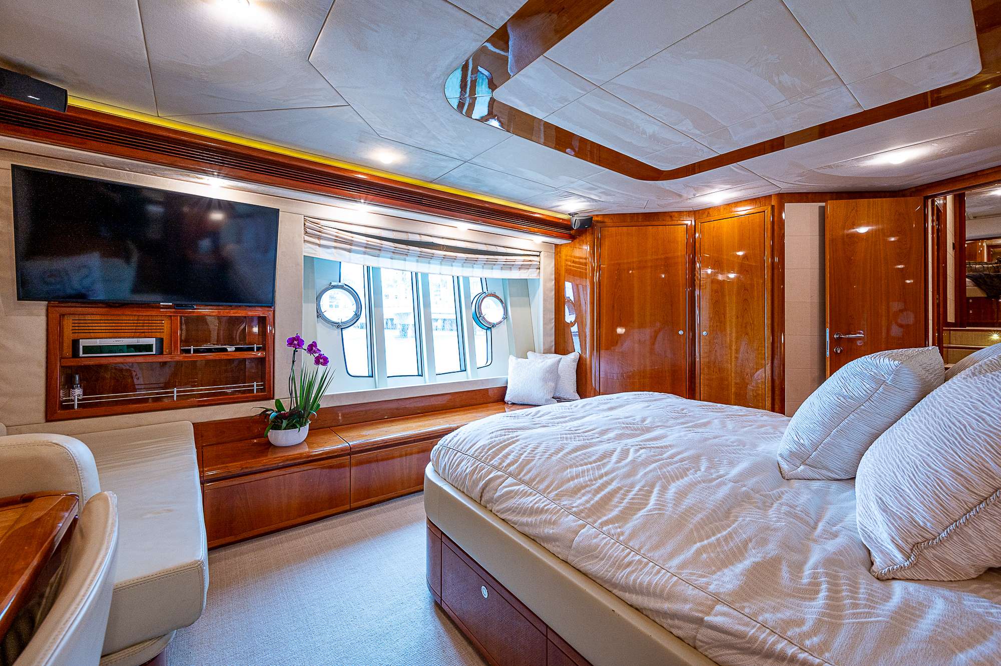 Motor Yacht 'LA PALOMA', 8 PAX, 83.00 Ft, 25.00 Meters, Built 2008, Ferretti
