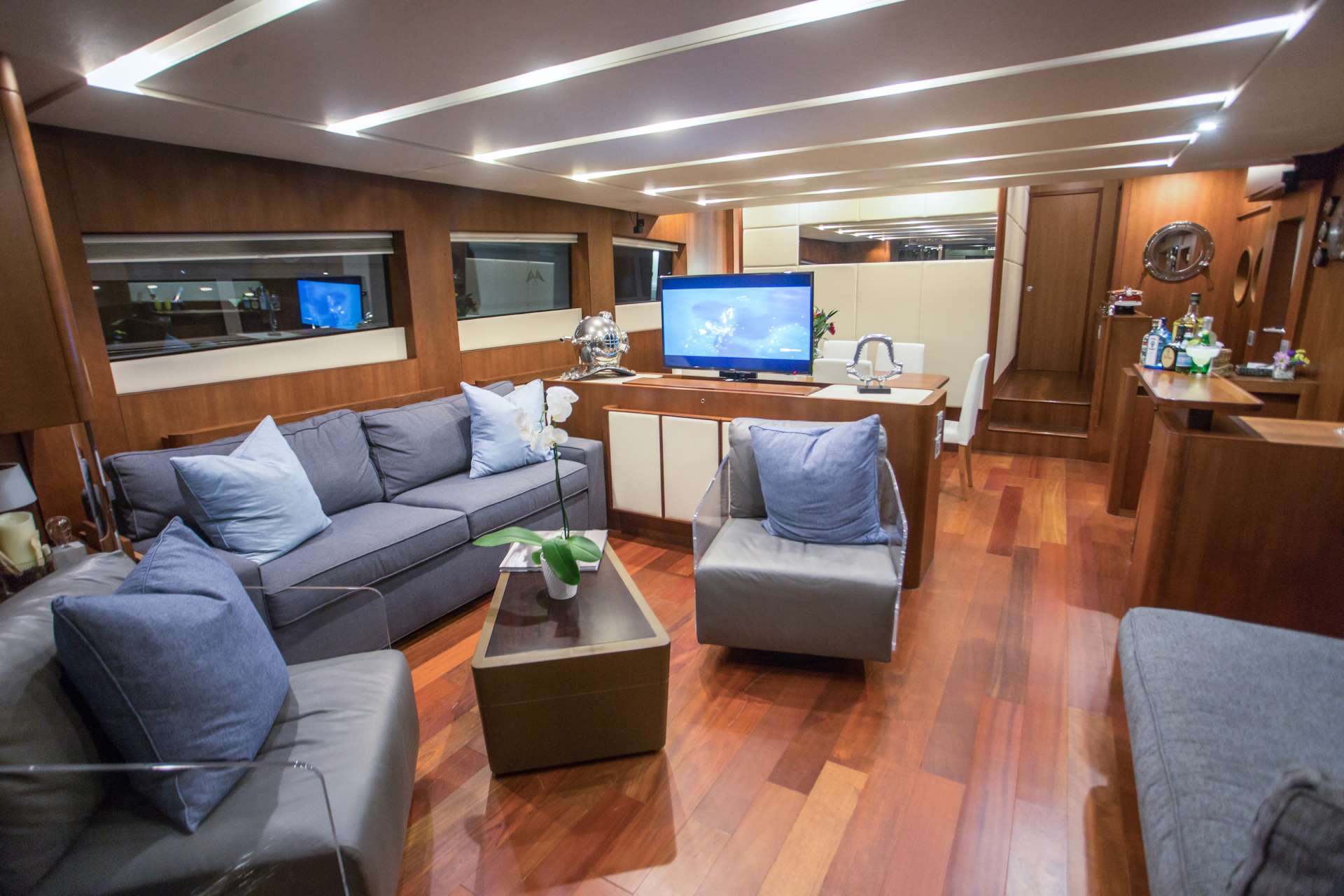 Motor Yacht '86 ITALIAN YACHT' Main Salon &amp; Bar Area, 10 PAX, 3 Crew, 85.00 Ft, 25.00 Meters, Built 2010, AICON, Refit Year 2021