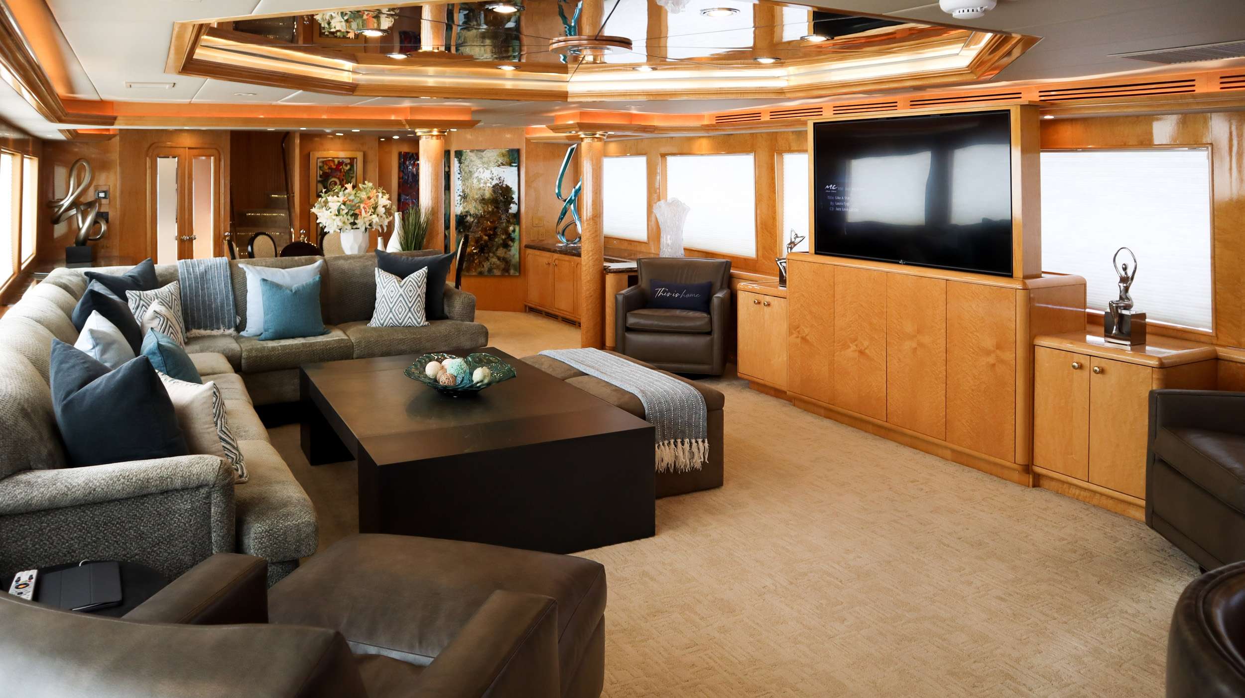 Motor Yacht 'LONE STAR' Salon, 10 PAX, 6 Crew, 130.00 Ft, 39.00 Meters, Built 1995, Hatteras, Refit Year 2022