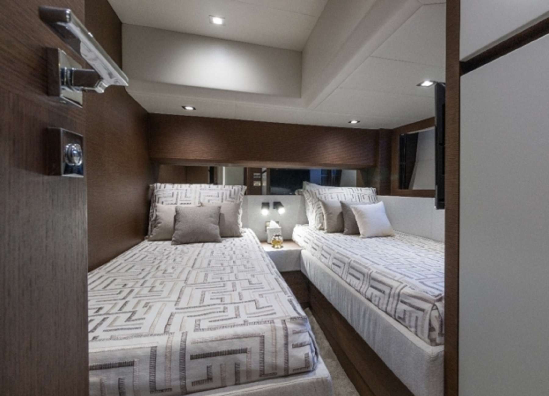 Motor Yacht 'PRESTIGE', 6 PAX, 75.00 Ft, 22.00 Meters, Built 2018, Prestige Yachts
