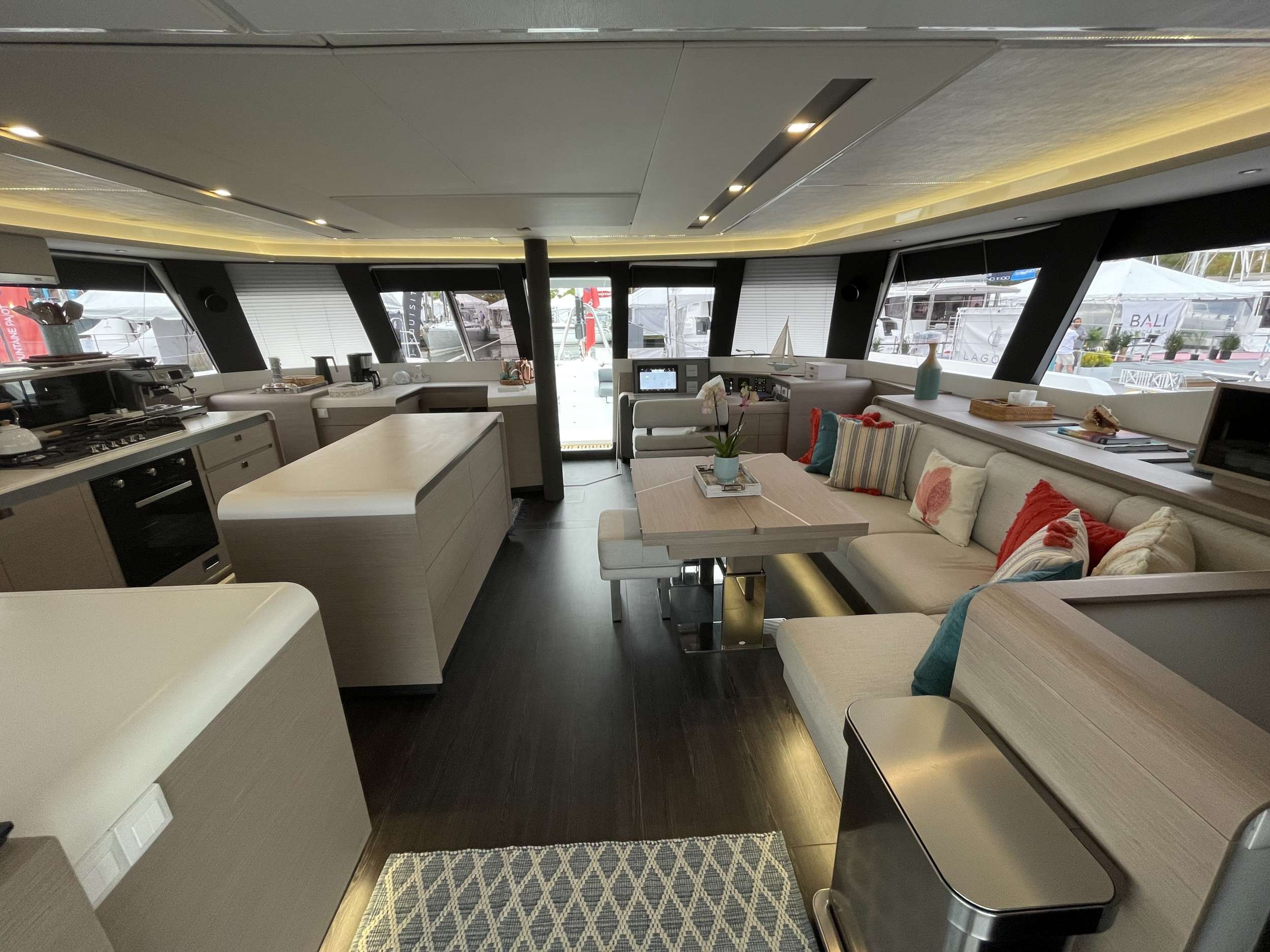 Catamaran Yacht 'KRAZY KAT' Main salon, 8 PAX, 2 Crew, 61.00 Ft, 18.00 Meters, Built 2021, Fountaine Pajot
