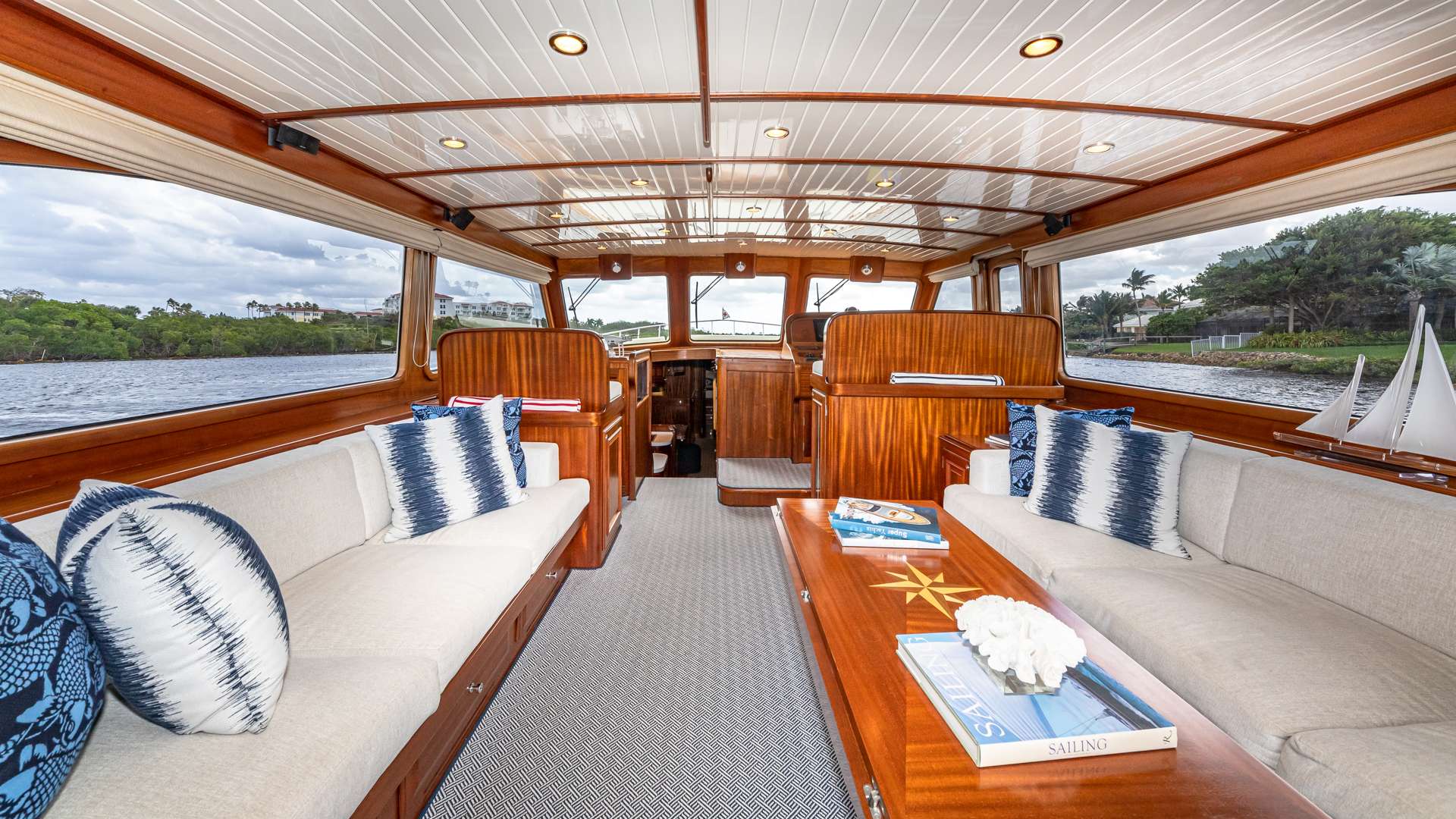 Motor Yacht 'FALCON' Main Salon, 6 PAX, 72.00 Ft, 21.00 Meters, Built 2009, Vicem