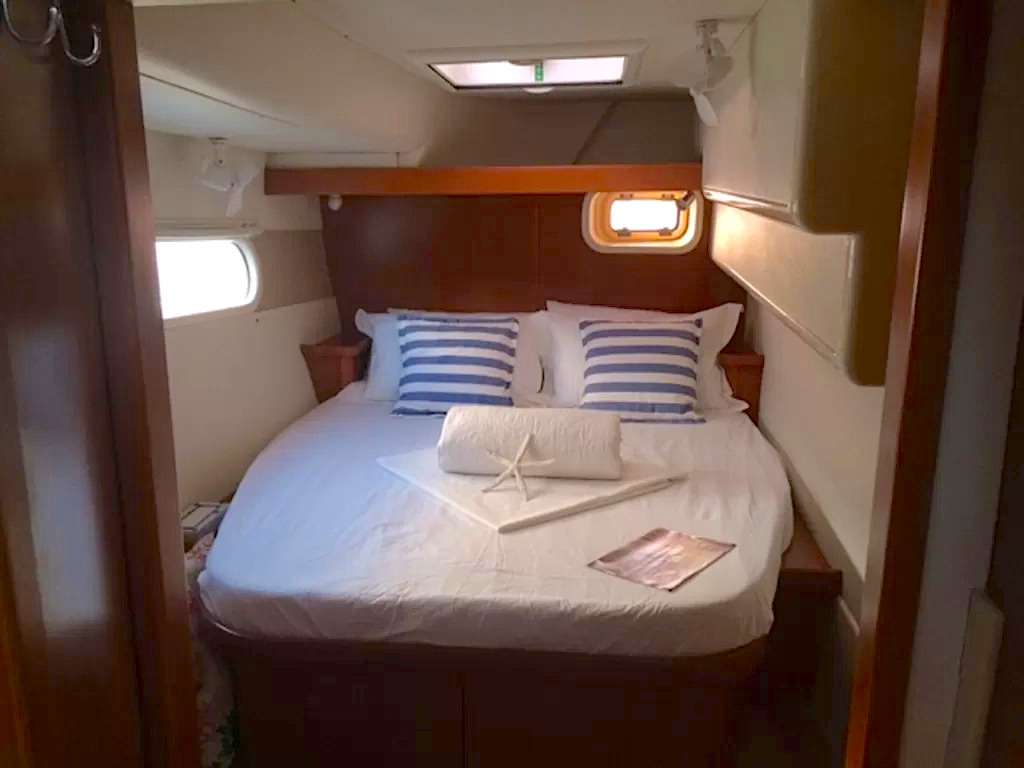 Catamaran Yacht 'ALEXIS 3' Aft Starboard guest queen suite, 6 PAX, 2 Crew, 46.00 Ft, 14.00 Meters, Built 2008, Robertson and Caine, Refit Year 2018