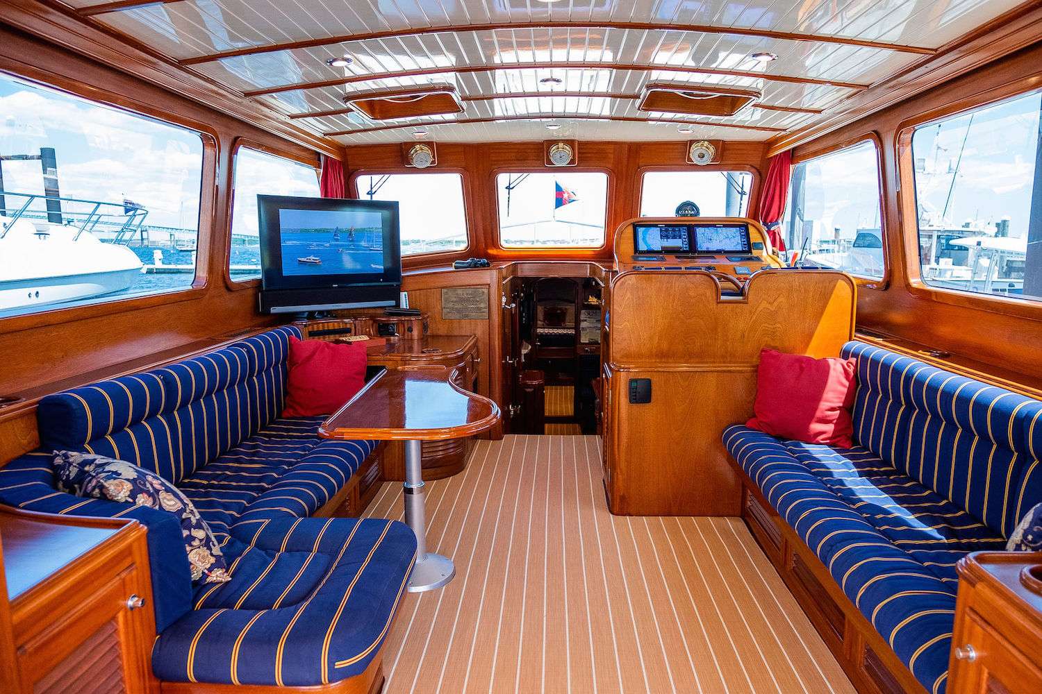 Motor Yacht 'GEM' Main Salon, 4 PAX, 1 Crew, 64.00 Ft, 19.00 Meters, Built 2003, Vicem, Refit Year 2016