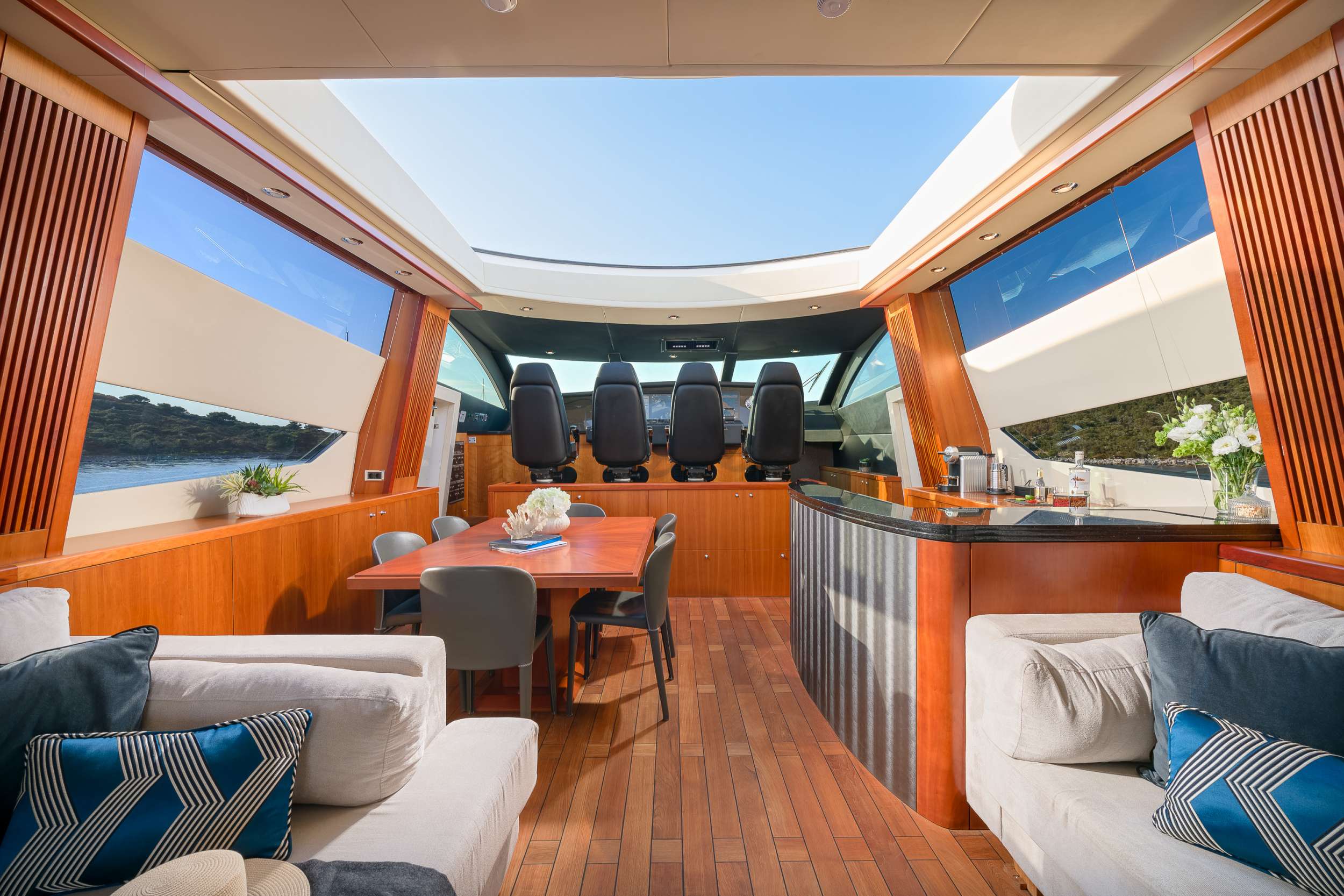 Motor Yacht 'QUANTUM', 9 PAX, 4 Crew, 108.00 Ft, 33.00 Meters, Built 2008, Sunseeker, Refit Year 2020