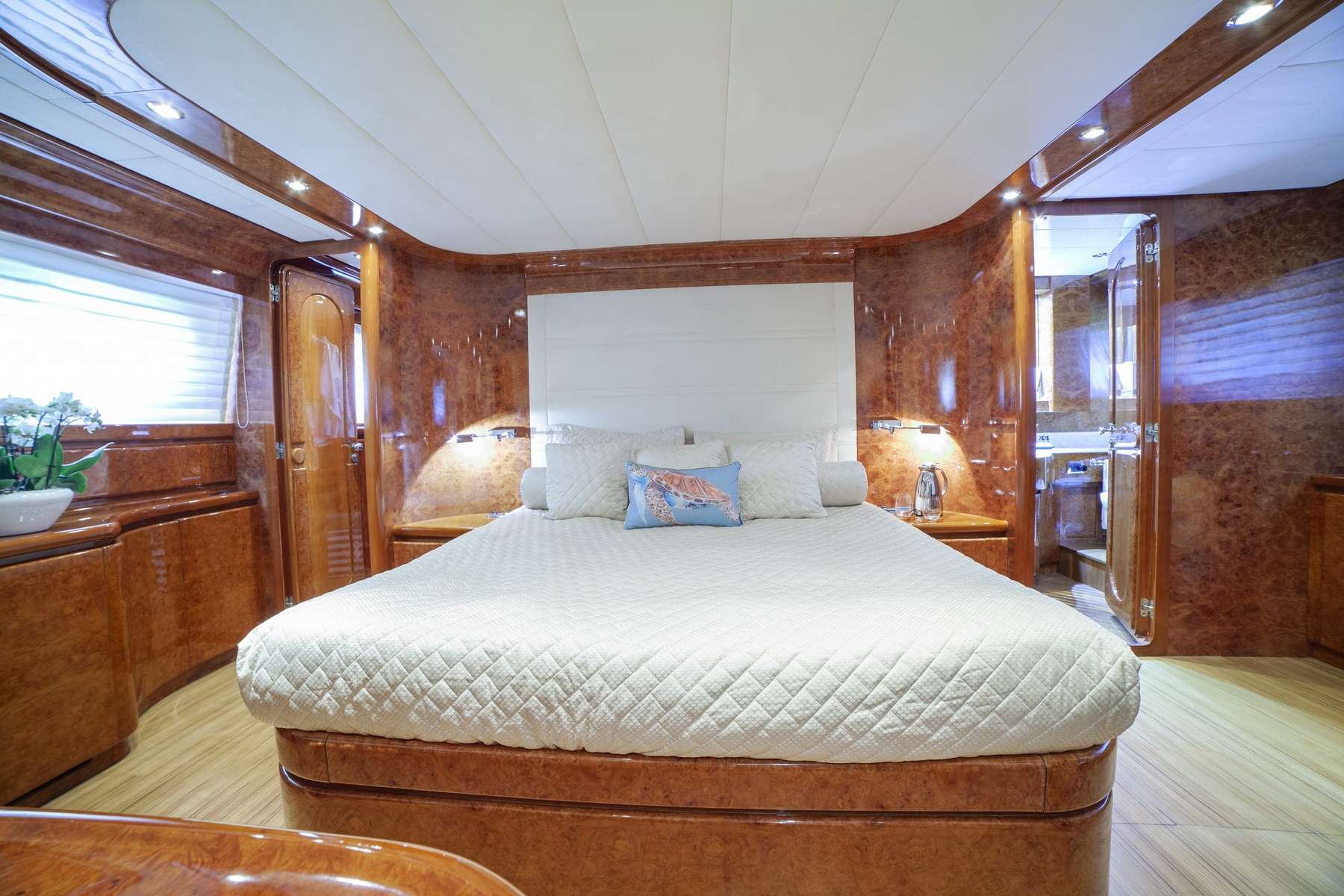 Motor Yacht 'ZOI' Master cabin, 8 PAX, 5 Crew, 85.00 Ft, 26.00 Meters, Built 1999, Admiral - It, Refit Year 2020