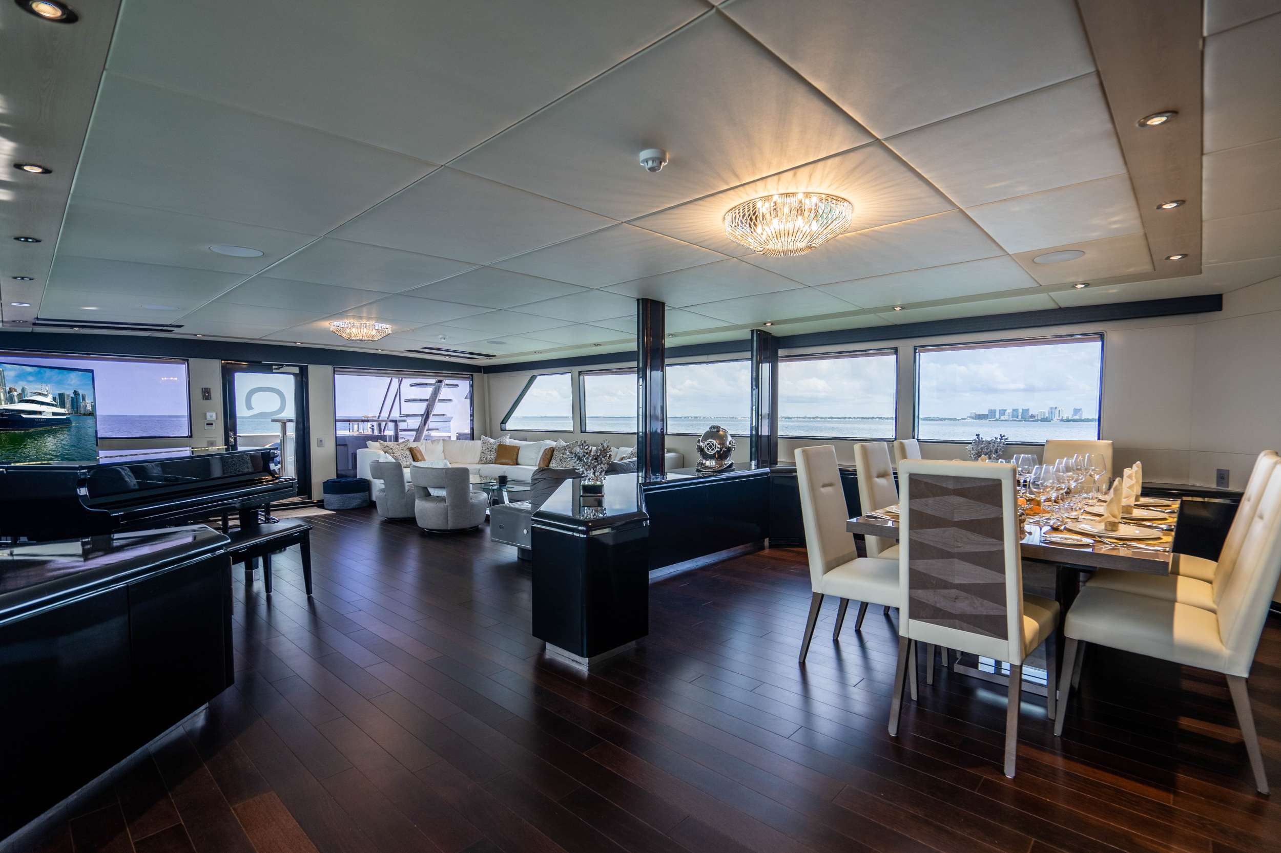 Motor Yacht 'QUANTUM' Main Salon, 8 PAX, 125.00 Ft, 38.00 Meters, Built 1989, Broward, Refit Year 2020
