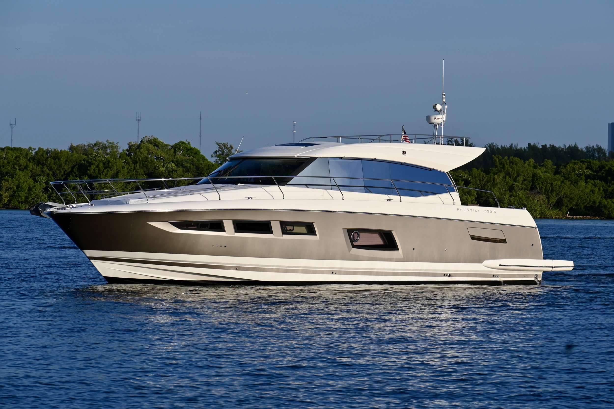 Motor Yacht '60 PRESTIGE', 6 PAX, 60.00 Ft, 18.00 Meters, Built 2017, Prestige Yachts