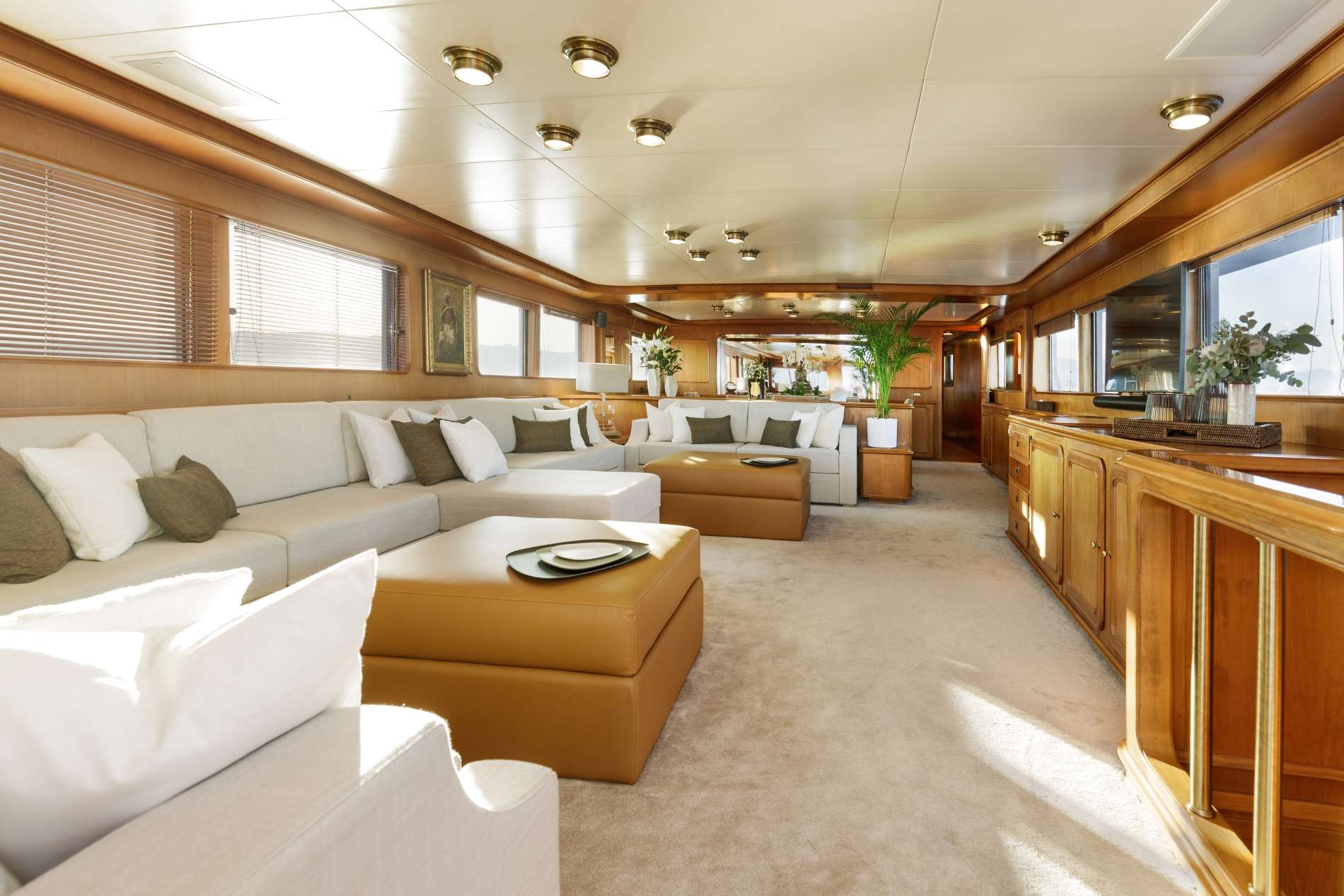 Motor Yacht 'ESPINOLA', 10 PAX, 6 Crew, 113.00 Ft, 34.00 Meters, Built 1989, Codecasa, Refit Year 2022