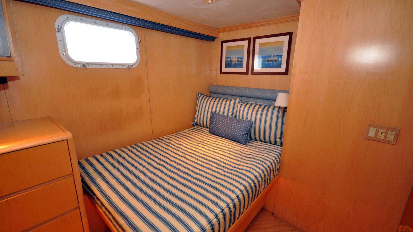Motor Yacht 'LUCKY STARS' Guest stateroom, 8 PAX, 3 Crew, 108.00 Ft, 32.00 Meters, Built 1998, Broward, Refit Year 2017