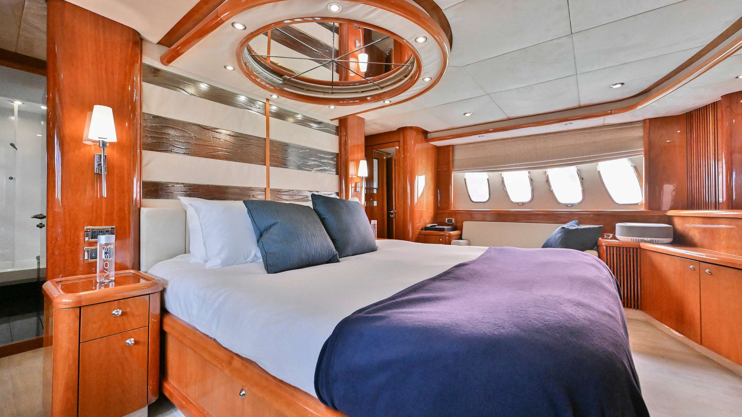 Motor Yacht 'ACQUA ALBERTI', 8 PAX, 82.00 Ft, 24.00 Meters, Built 2006, Sunseeker, Refit Year 2017