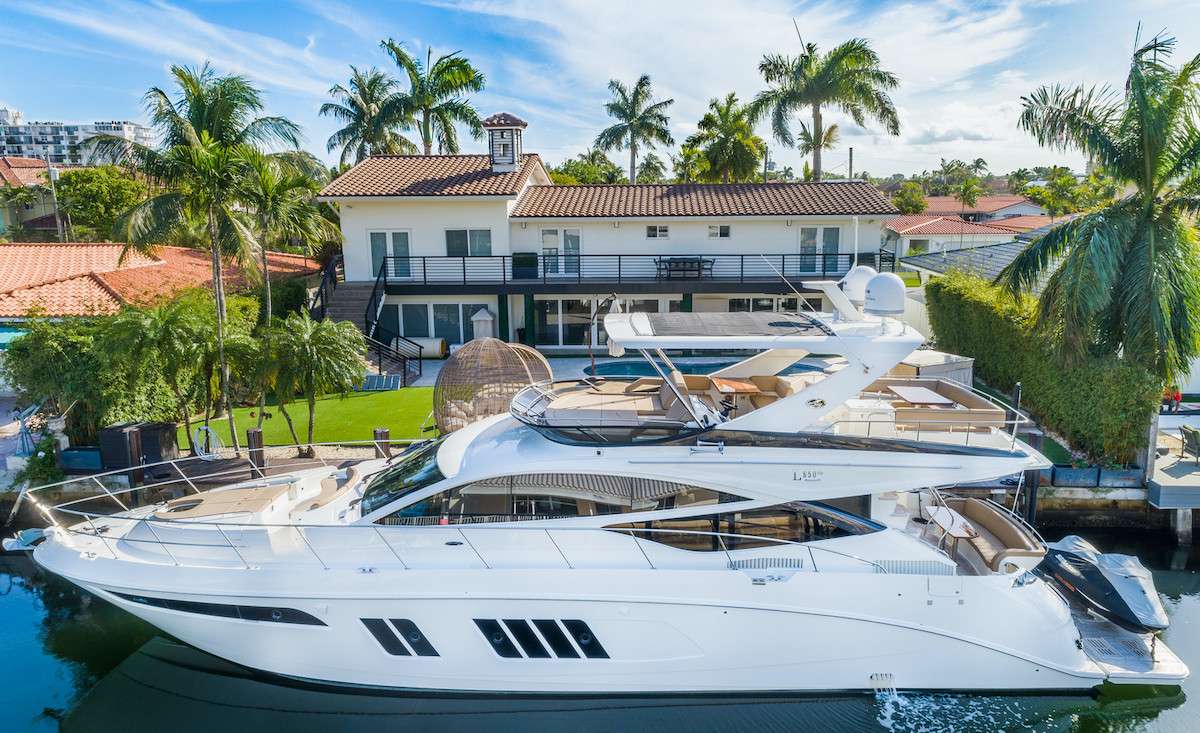 Motor Yacht 'THINK ITS HIS', 8 PAX, 65.00 Ft, 19.00 Meters, Built 2016, Sea Ray