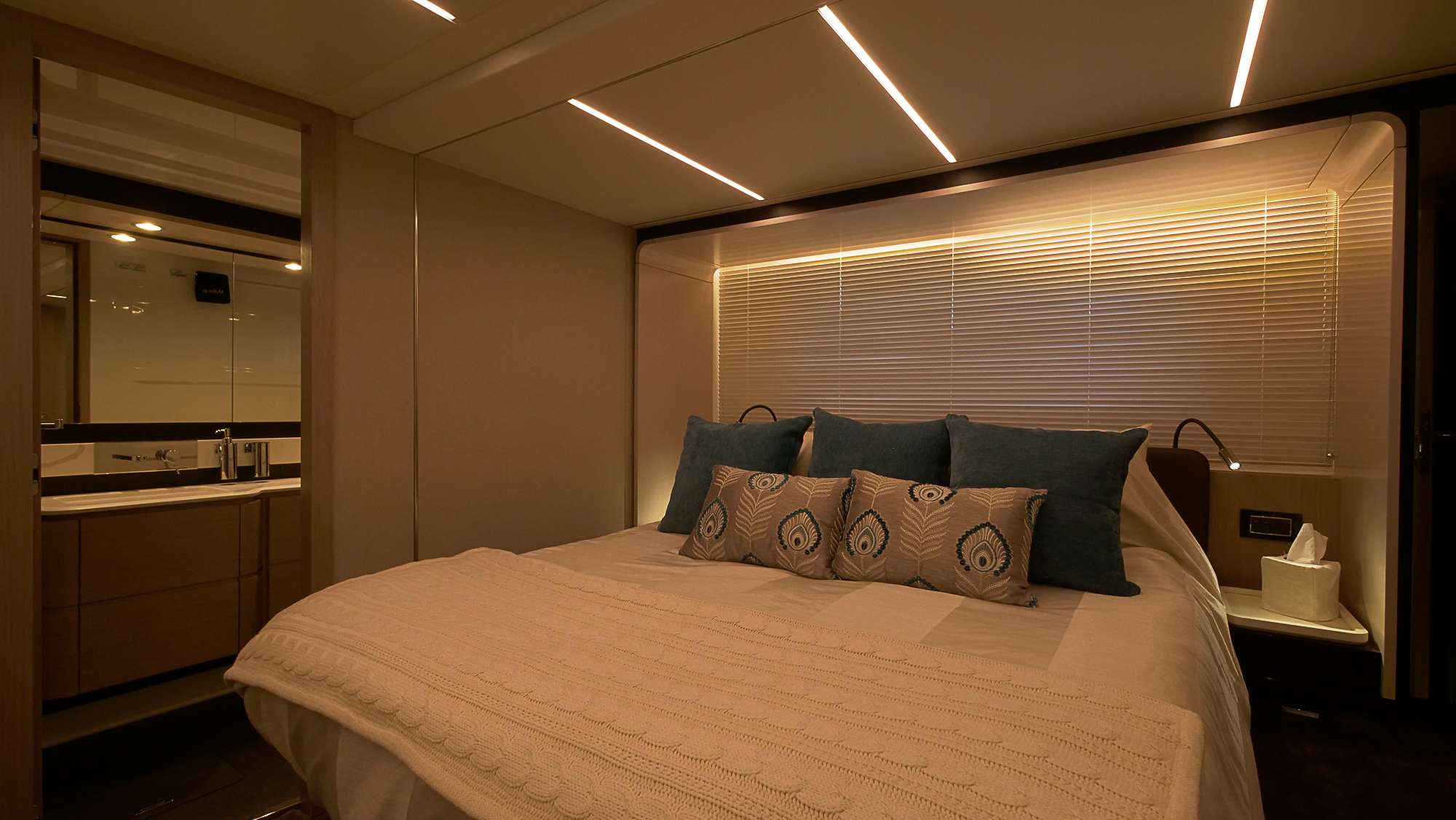 Yacht LIQUID ASSET Photo Tour