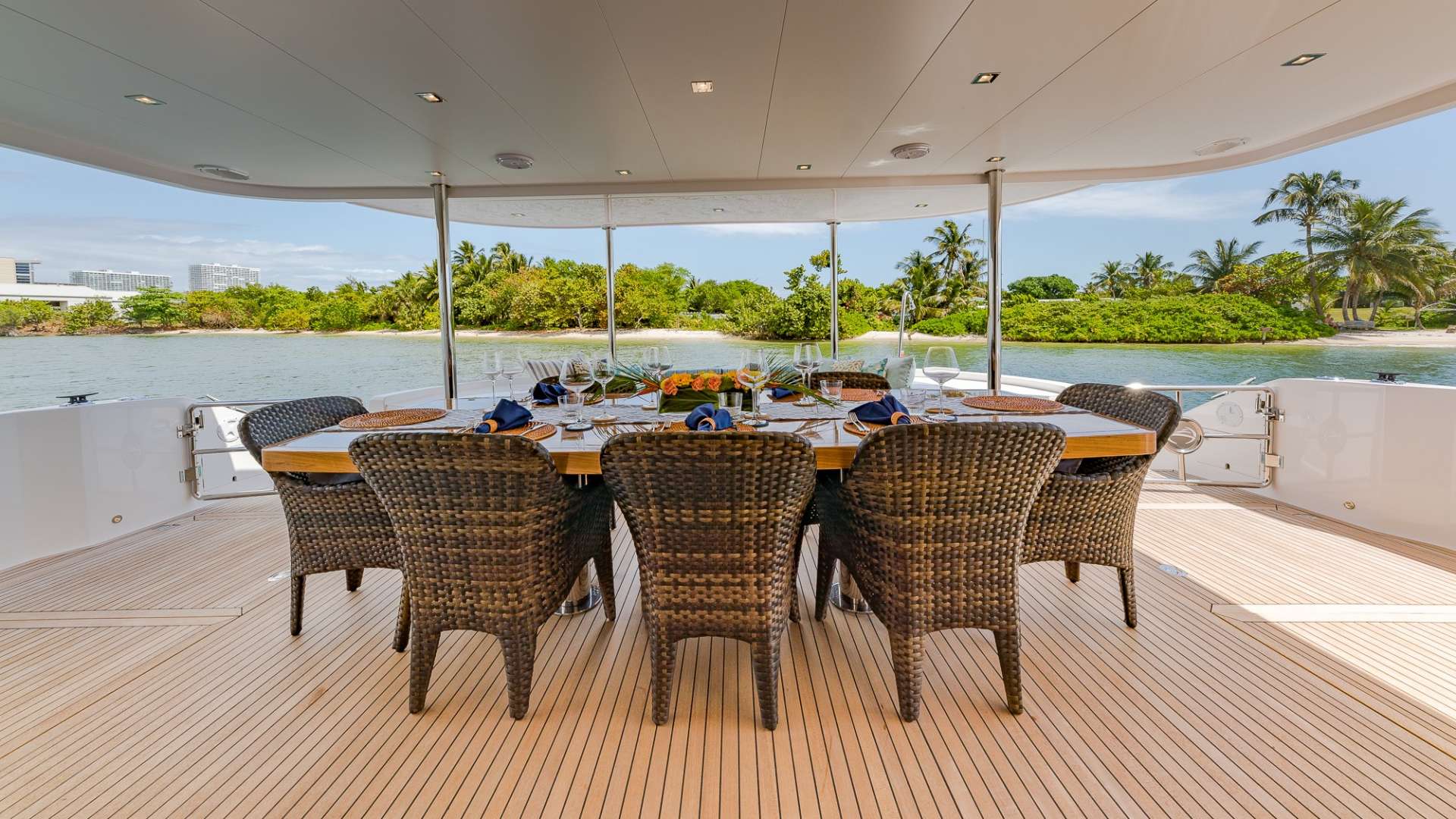 Motor Yacht 'MUCHO GUSTO' Aft Deck Dining Table, 6 PAX, 2 Crew, 65.00 Ft, 19.00 Meters, Built 2019, Horizon