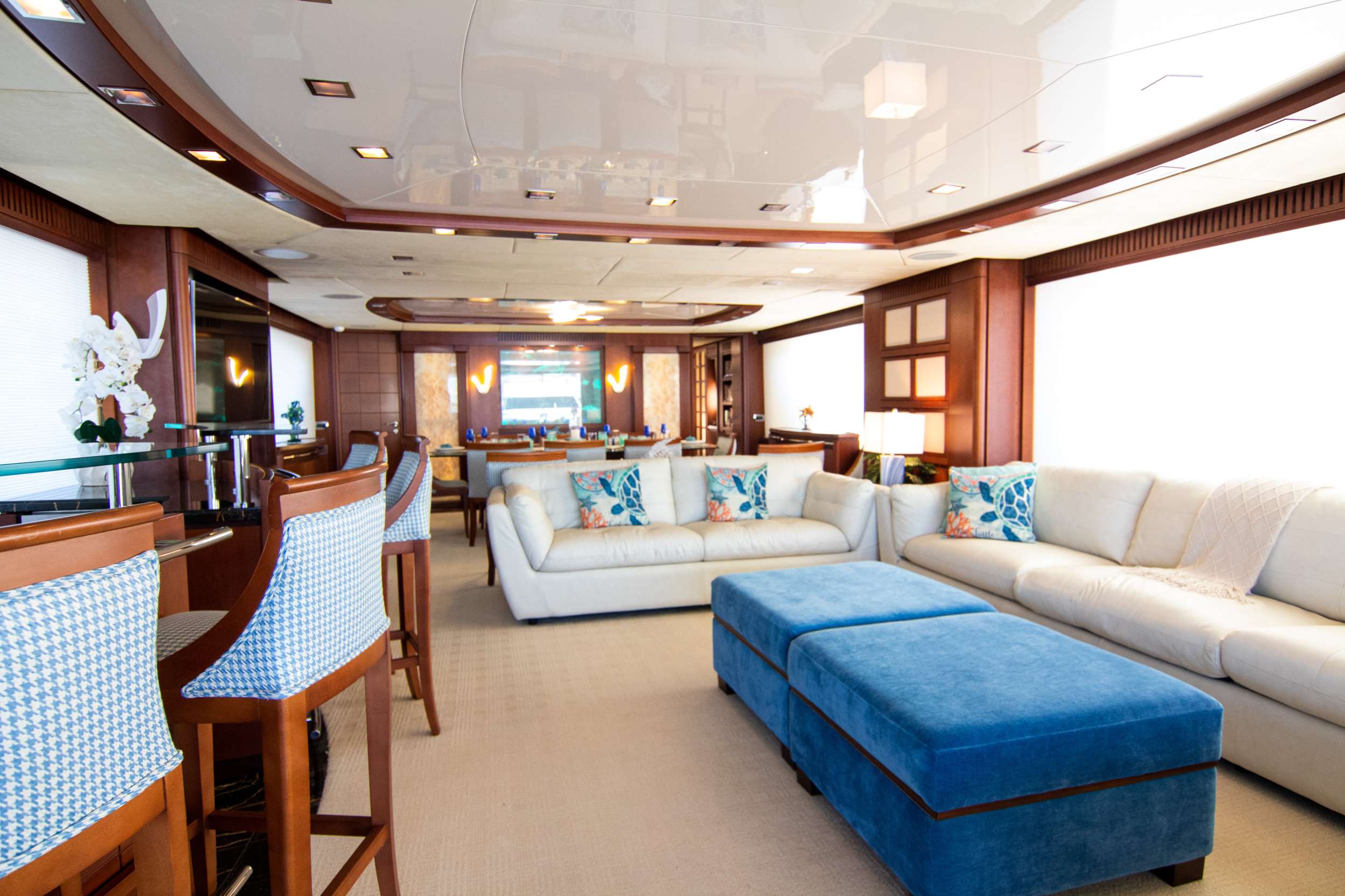 Motor Yacht 'VIVERE' Salon, 10 PAX, 5 Crew, 116.00 Ft, 35.00 Meters, Built 2008, Azimut, Refit Year 2022