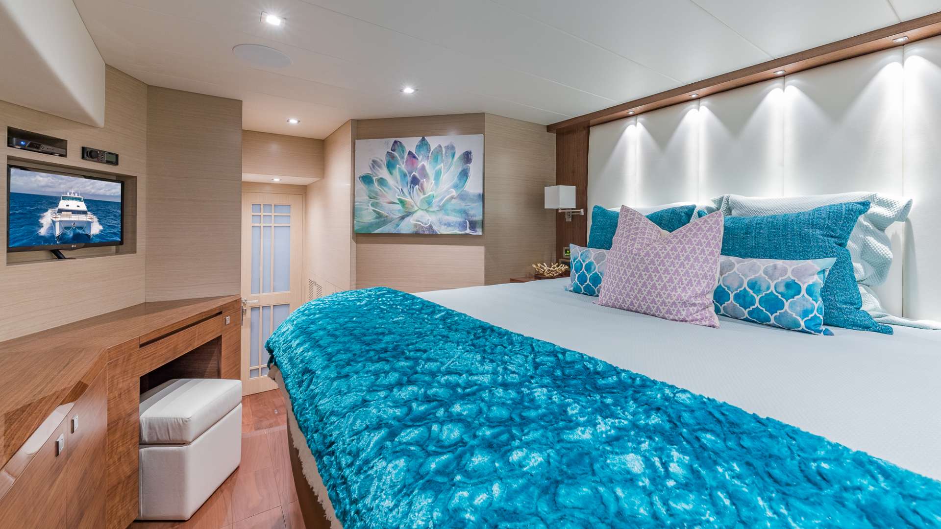 Motor Yacht 'MUCHO GUSTO' VIP King Suite, 6 PAX, 2 Crew, 65.00 Ft, 19.00 Meters, Built 2019, Horizon