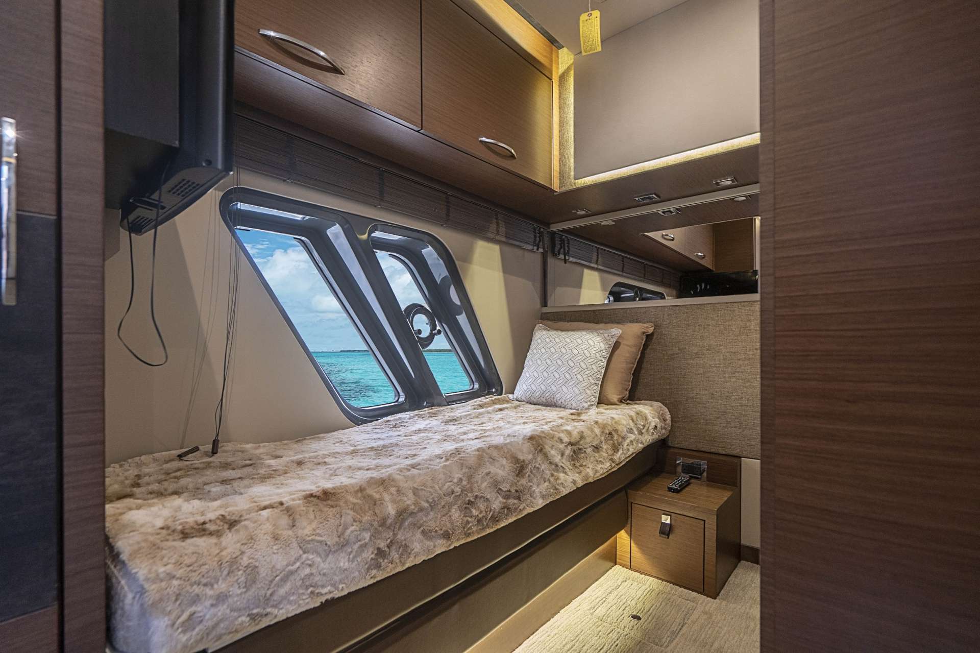 Motor Yacht 'MR. GV' Single Stateroom, 5 PAX, 65.00 Ft, 19.00 Meters, Built 2016, Sea Ray
