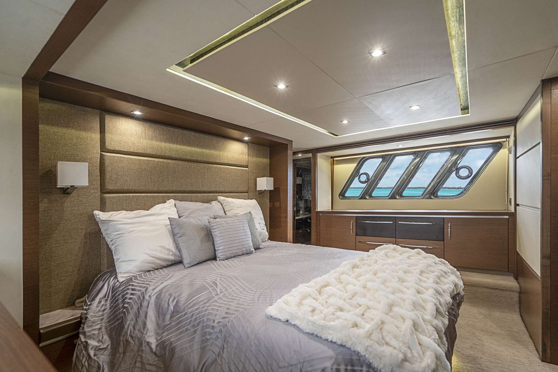 Motor Yacht 'MR. GV' Master Cabin, 5 PAX, 65.00 Ft, 19.00 Meters, Built 2016, Sea Ray