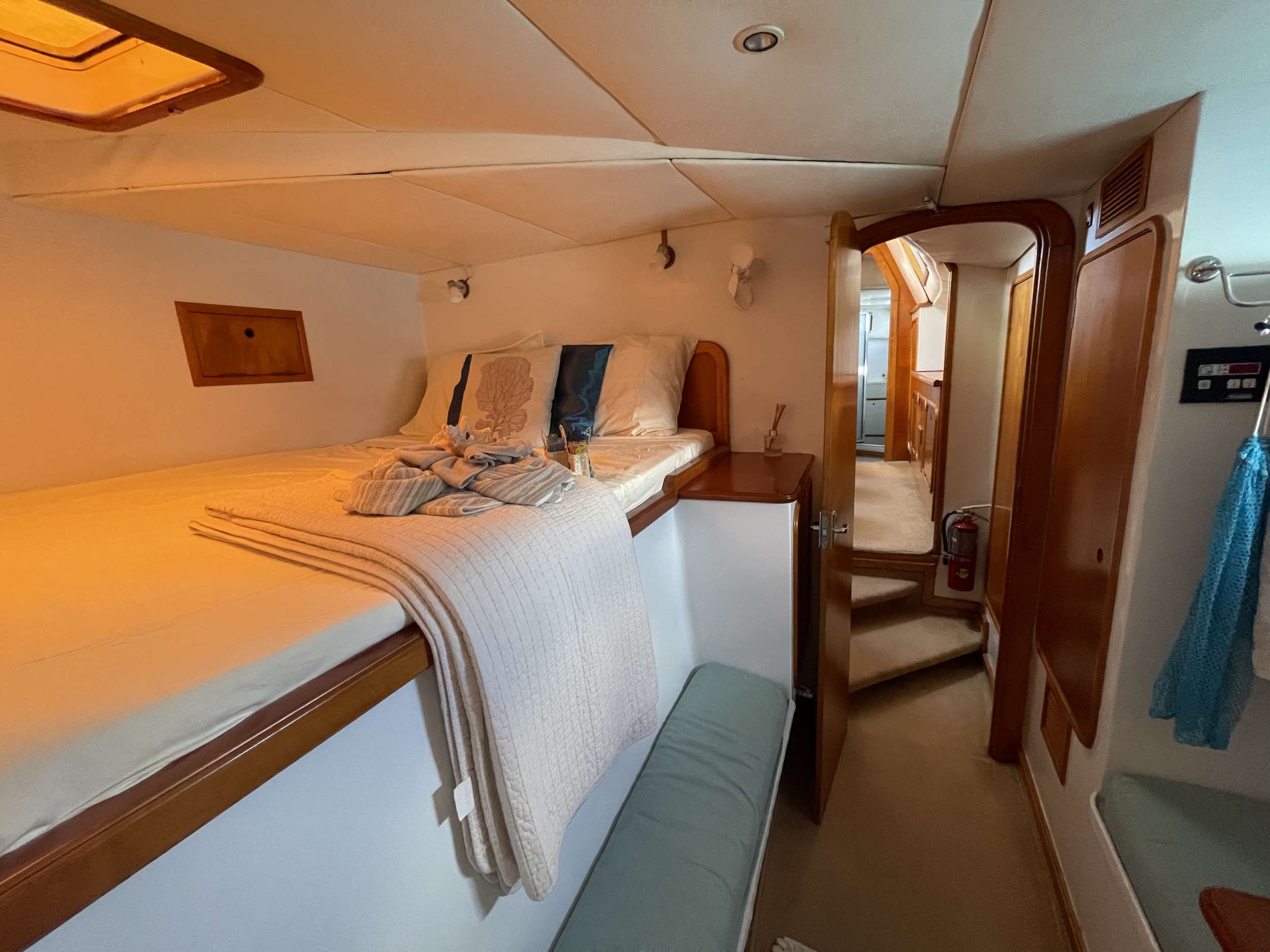 Catamaran Yacht 'QUEST' Queen bed, 6 PAX, 2 Crew, 57.00 Ft, 17.00 Meters, Built 1991, Simonis, Refit Year Full refit 2022